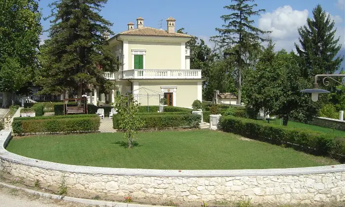 Rexer-Introdacqua-CasaleVilla-stile-liberty-in-Sulmona-Giardino