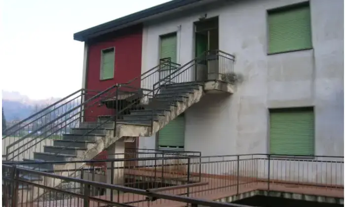 Rexer-Barni-Intero-edificio-in-vendita-in-via-Cristoforo-Colombo-a-Barni-Terrazzo