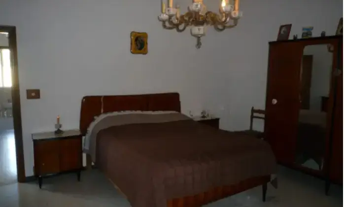 Rexer-Osimo-Casa-colonica-in-vendita-in-via-Recanati-ad-Osimo-CameraDaLetto