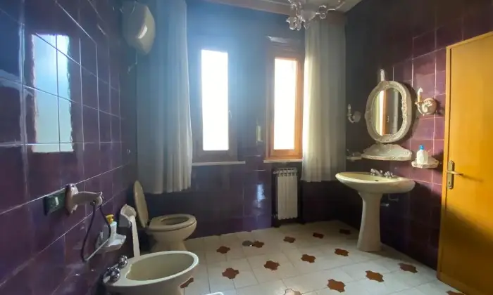 Rexer-Vinci-Appartamento-primo-ultimo-piano-libero-su-lati-grande-garage-Bagno