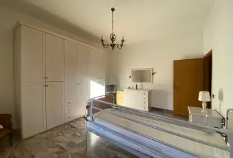 Rexer-Vinci-Appartamento-primo-ultimo-piano-libero-su-lati-grande-garage-CameraDaLetto