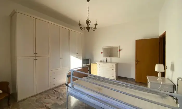 Rexer-Vinci-Appartamento-primo-ultimo-piano-libero-su-lati-grande-garage-CameraDaLetto