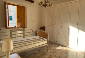 Rexer-Vinci-Appartamento-primo-ultimo-piano-libero-su-lati-grande-garage-CameraDaLetto
