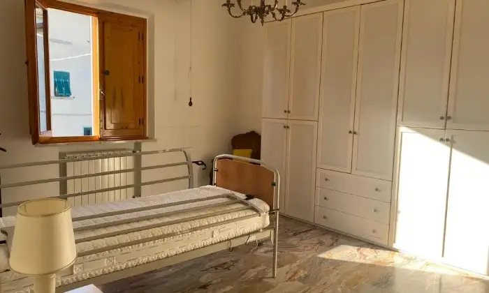 Rexer-Vinci-Appartamento-primo-ultimo-piano-libero-su-lati-grande-garage-CameraDaLetto