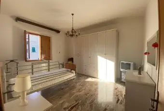 Rexer-Vinci-Appartamento-primo-ultimo-piano-libero-su-lati-grande-garage-CameraDaLetto