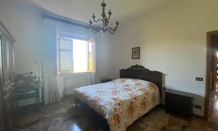 Rexer-Vinci-Appartamento-primo-ultimo-piano-libero-su-lati-grande-garage-CameraDaLetto