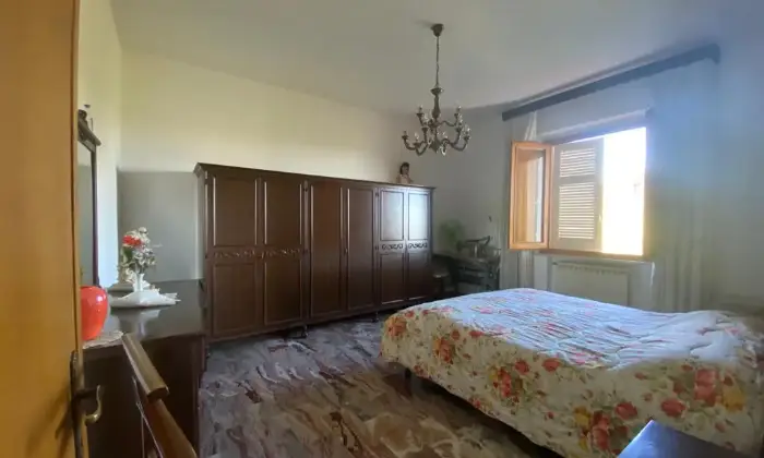 Rexer-Vinci-Appartamento-primo-ultimo-piano-libero-su-lati-grande-garage-CameraDaLetto