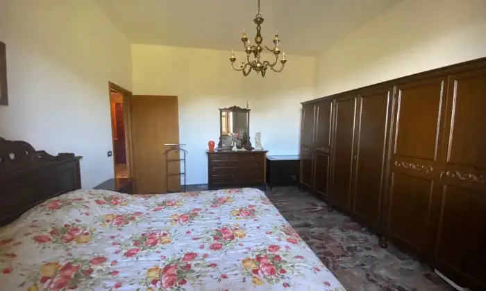 Rexer-Vinci-Appartamento-primo-ultimo-piano-libero-su-lati-grande-garage-CameraDaLetto