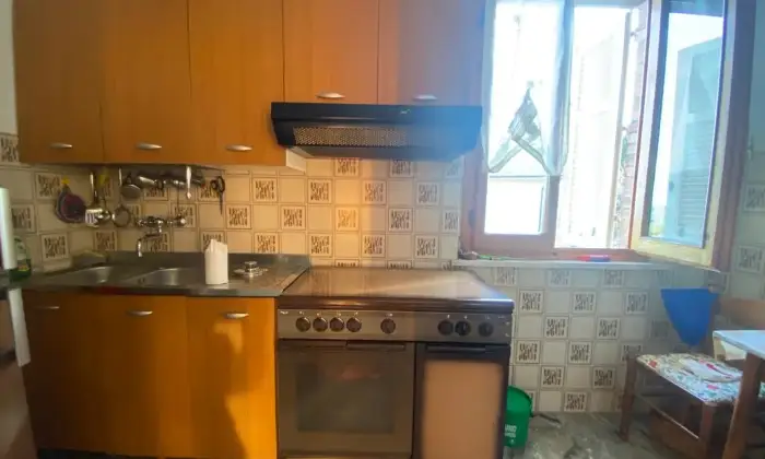 Rexer-Vinci-Appartamento-primo-ultimo-piano-libero-su-lati-grande-garage-Cucina