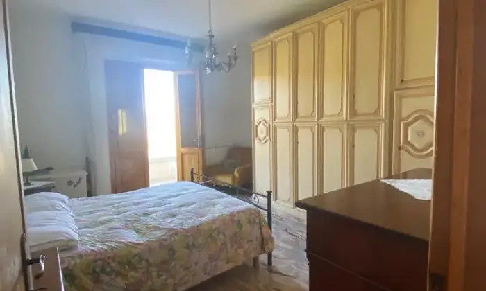 Rexer-Vinci-Appartamento-primo-ultimo-piano-libero-su-lati-grande-garage-CameraDaLetto