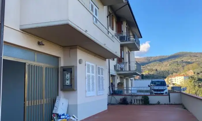 Rexer-Vinci-Appartamento-primo-ultimo-piano-libero-su-lati-grande-garage-Garage