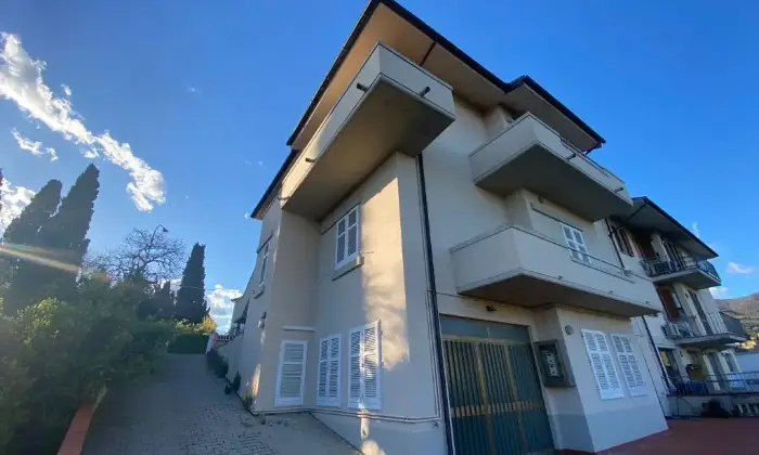 Rexer-Vinci-Appartamento-primo-ultimo-piano-libero-su-lati-grande-garage-Terrazzo