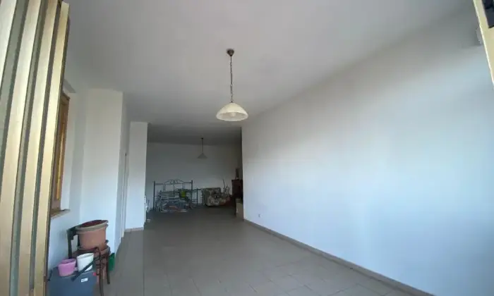 Rexer-Vinci-Appartamento-primo-ultimo-piano-libero-su-lati-grande-garage-Garage
