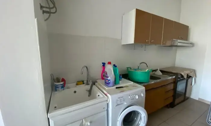 Rexer-Vinci-Appartamento-primo-ultimo-piano-libero-su-lati-grande-garage-Cucina