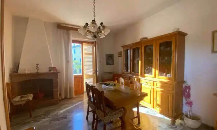 Rexer-Vinci-Appartamento-primo-ultimo-piano-libero-su-lati-grande-garage-Cucina