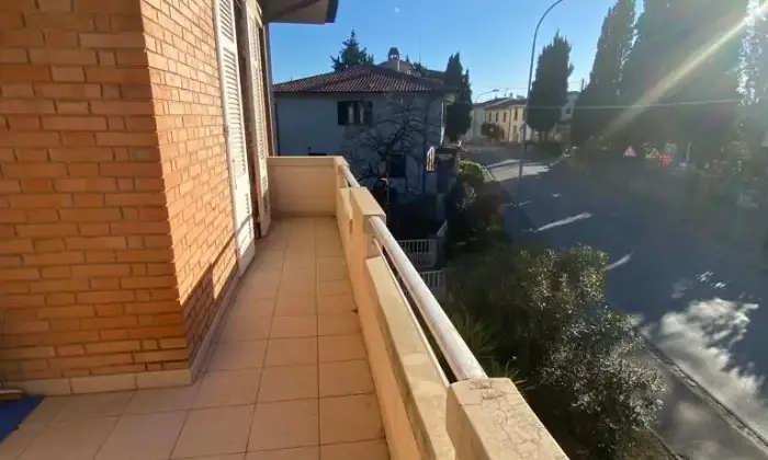 Rexer-Vinci-Appartamento-primo-ultimo-piano-libero-su-lati-grande-garage-Terrazzo