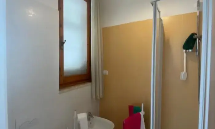 Rexer-Vinci-Appartamento-primo-ultimo-piano-libero-su-lati-grande-garage-Bagno