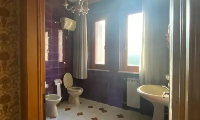 Rexer-Vinci-Appartamento-primo-ultimo-piano-libero-su-lati-grande-garage-Bagno