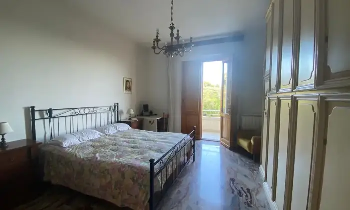 Rexer-Vinci-Appartamento-primo-ultimo-piano-libero-su-lati-grande-garage-CameraDaLetto