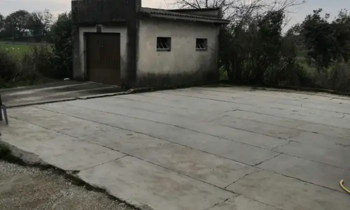 Rexer-San-Benedetto-Po-Villetta-in-territorio-agricolo-nella-pianura-padana-con-rustico-Garage