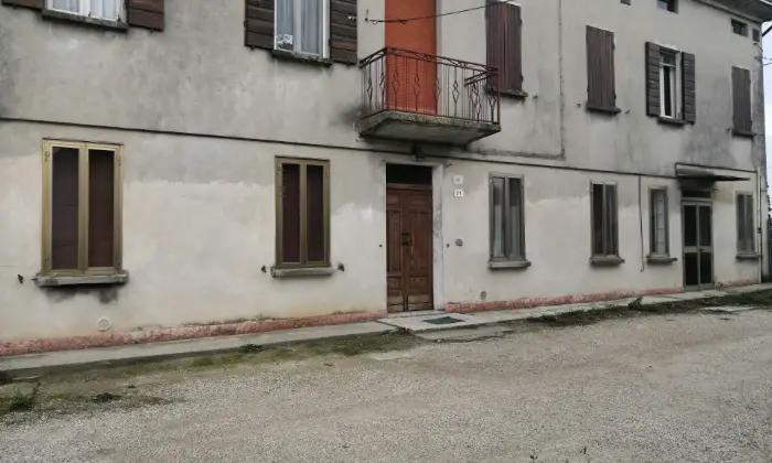 Rexer-San-Benedetto-Po-Villetta-in-territorio-agricolo-nella-pianura-padana-con-rustico-Terrazzo