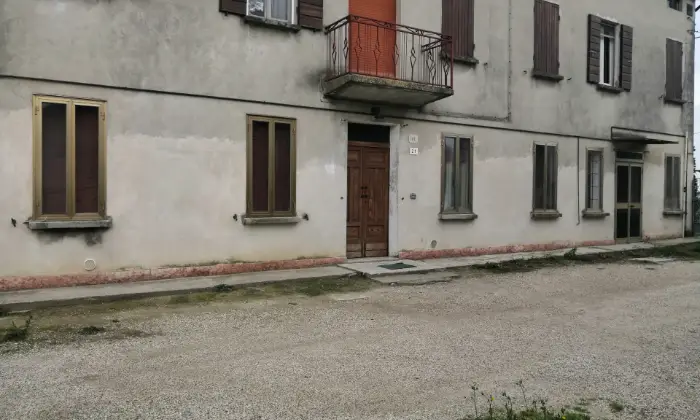 Rexer-San-Benedetto-Po-Villetta-in-territorio-agricolo-nella-pianura-padana-con-rustico-Terrazzo
