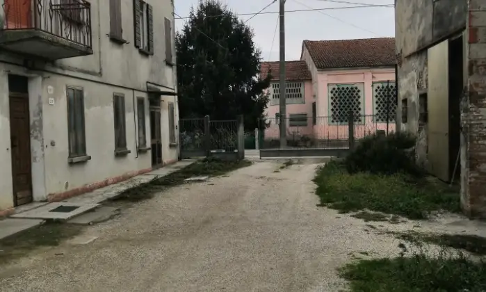 Rexer-San-Benedetto-Po-Villetta-in-territorio-agricolo-nella-pianura-padana-con-rustico-Giardino
