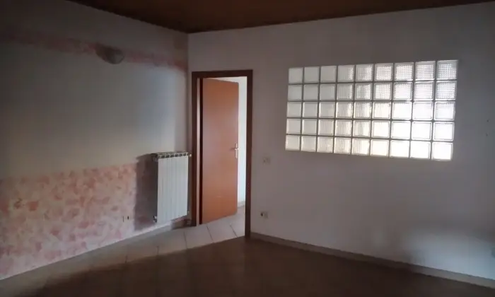 Rexer-Faleria-Trilocale-semiRistrutturato-centralissimo-Altro