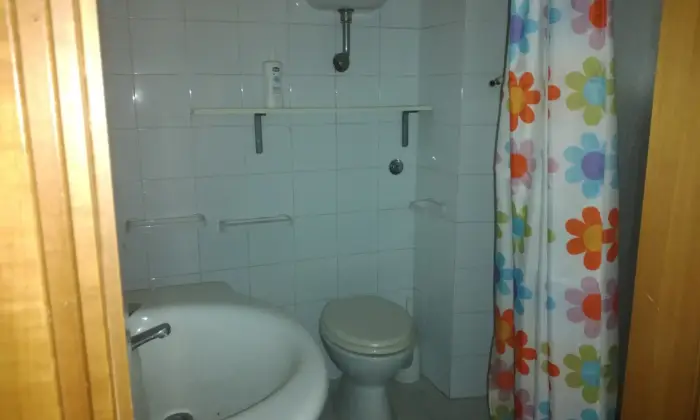Rexer-Faleria-Trilocale-semiRistrutturato-centralissimo-Bagno
