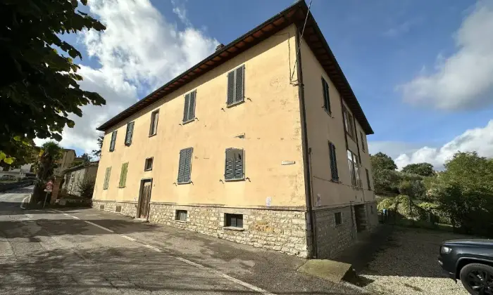 Rexer-San-Casciano-dei-Bagni-Quadrilocale-in-vendita-in-piazza-Risorgimento-Giardino