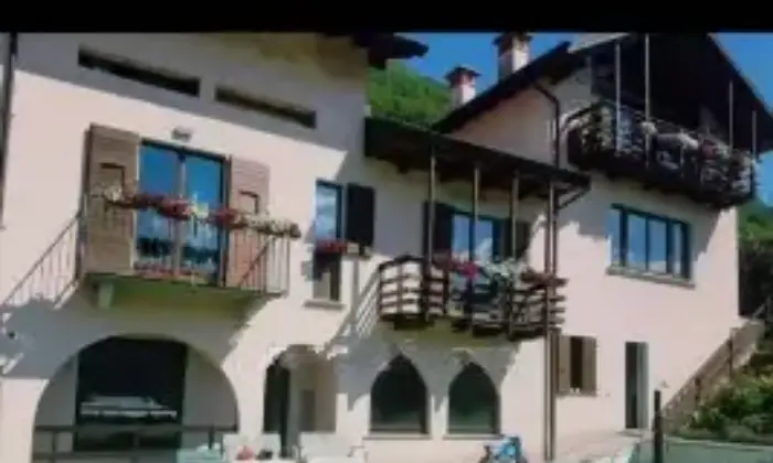 Rexer-Omegna-Villa-unifamiliare-in-vendita-in-via-Repubblica-ad-Omegna-Garage