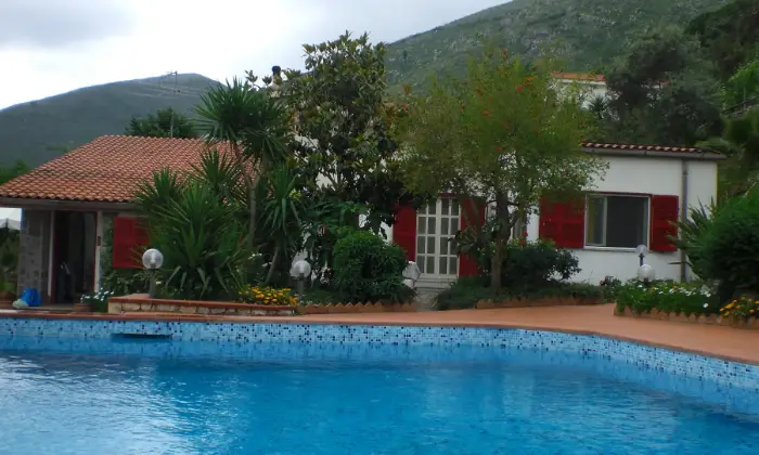 Rexer-Itri-Villa-panoramica-piscina-privata-giardino-zona-barbecue-forno-pizze-uliveto-Terrazzo