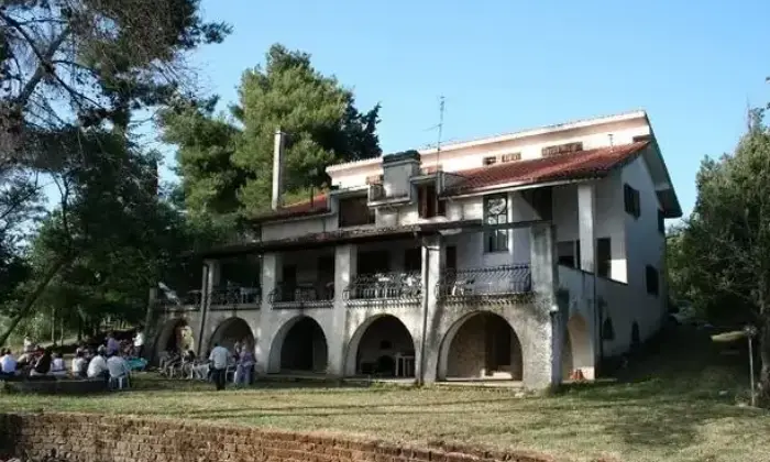 Rexer-Velletri-Villa-immersa-nel-verde-Giardino