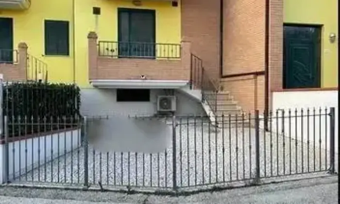 Rexer-Giulianova-Vendesi-studio-con-spazio-esterno-ad-uso-esclusivo-Garage