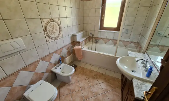 Rexer-Nusco-Villetta-arredata-con-ampio-giardino-BAGNO