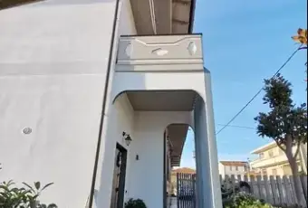 Rexer-Notaresco-Vendesi-villetta-con-due-appartamenti-e-garage-Terrazzo