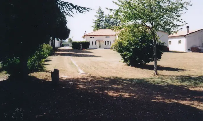 Rexer-Nocera-Umbra-Villa-in-vendita-con-mq-terreno-edificabile-in-Vocabolo-Colle-Nocera-Umbra-Giardino