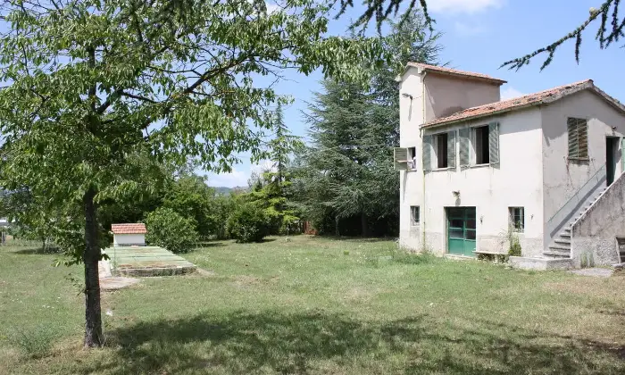 Rexer-Nocera-Umbra-Villa-in-vendita-con-mq-terreno-edificabile-in-Vocabolo-Colle-Nocera-Umbra-Giardino