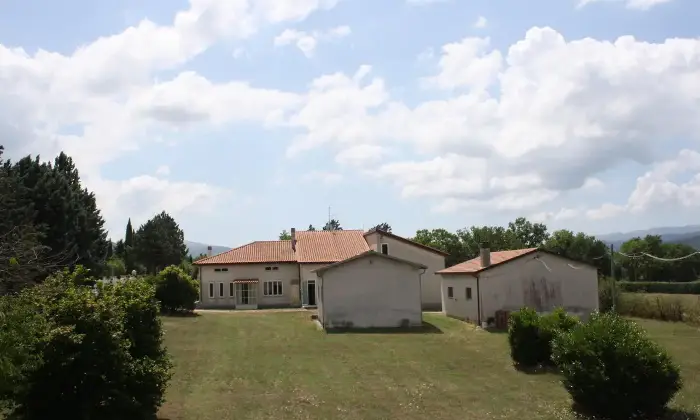 Rexer-Nocera-Umbra-Villa-in-vendita-con-mq-terreno-edificabile-in-Vocabolo-Colle-Nocera-Umbra-Giardino