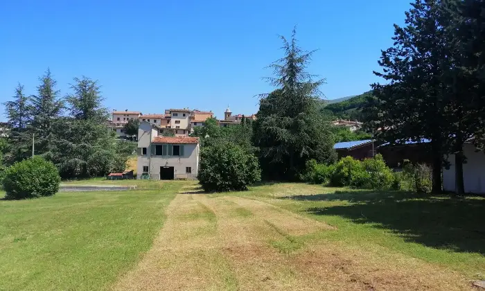 Rexer-Nocera-Umbra-Villa-in-vendita-con-mq-terreno-edificabile-in-Vocabolo-Colle-Nocera-Umbra-Giardino