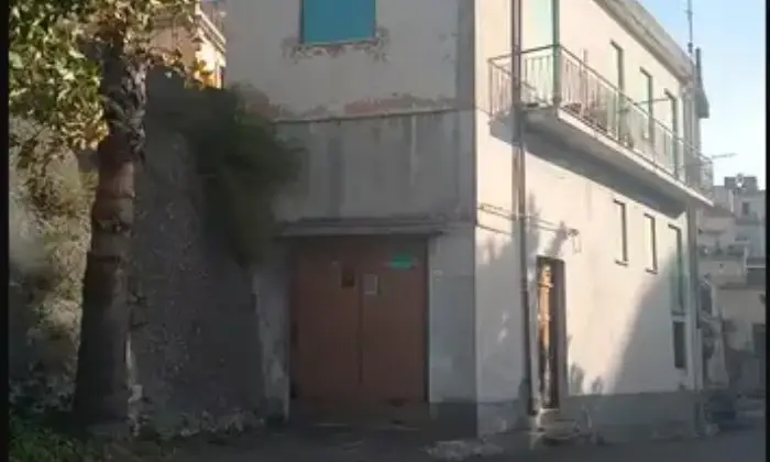 Rexer-Castroreale-Intera-palazzina-in-vendita-in-via-Cesare-Battisti-a-Castroreale-Giardino