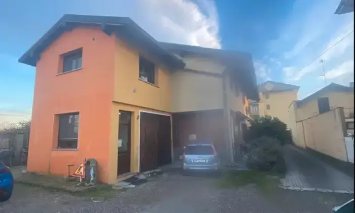 Rexer-Trecate-Villa-indipendente-in-via-Madonna-delle-Grazie-a-Trecate-Garage
