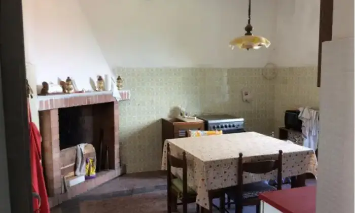 Rexer-Fosdinovo-Casa-di-paese-in-vendita-in-via-del-Corso-Marciaso-SALONE