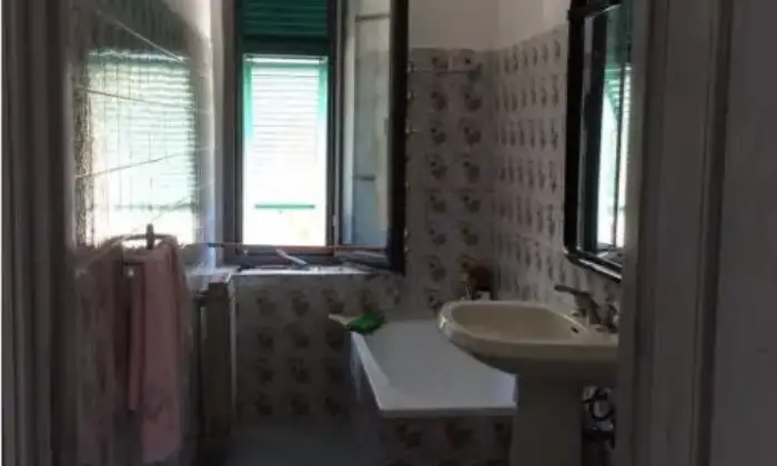 Rexer-Fosdinovo-Casa-di-paese-in-vendita-in-via-del-Corso-Marciaso-BAGNO