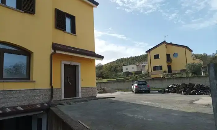 Rexer-Avigliano-Villetta-nuova-DA-COMPLETARE-a-CASTEL-LAGOPESOLE-Giardino