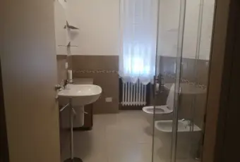 Rexer-Alba-Luminoso-trilocale-arredato-in-Corso-Langhe-al-piano-Bagno
