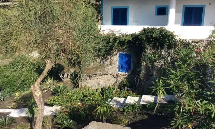 Rexer-Vulcano-Porto-Villa-bifamiliare-Contrada-Lentia-Vulcano-Lipari-Giardino