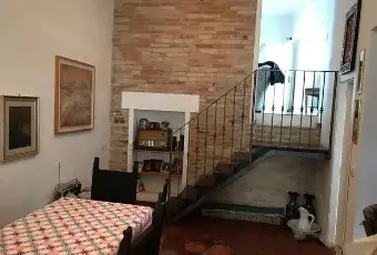 Rexer-Ostra-Vetere-Appartamento-su-due-piani-in-via-Fiorenza-ad-Ostra-Vetere-CameraDaLetto