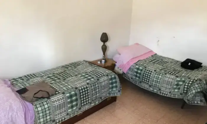 Rexer-Ostra-Vetere-Appartamento-su-due-piani-in-via-Fiorenza-ad-Ostra-Vetere-CameraDaLetto