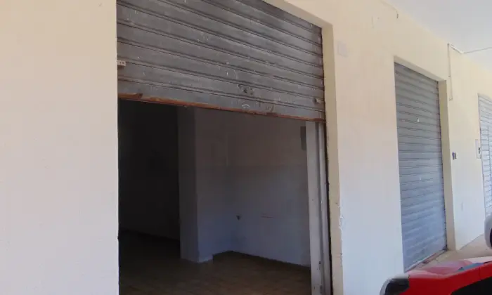 Rexer-Monte-SantAngelo-Affittasi-box-per-due-auto-o-furgone-a-Monte-SantAngelo-Garage